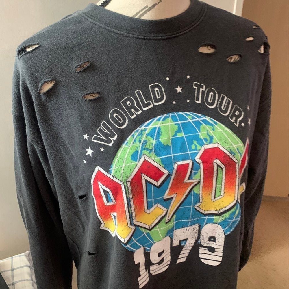 NeW TORRID AC/DC FACTORY SLASHED GRAPHIC PULLOVER SWEATSHIRT XL 1X 16-18